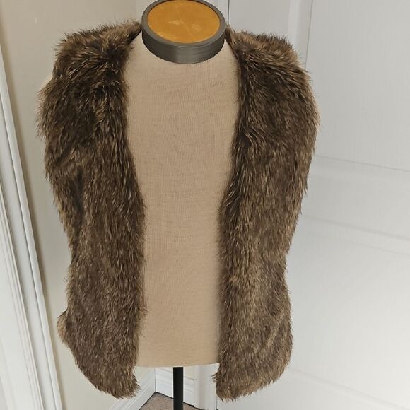 Old Navy Faux Fur Vest - Picture 7 of 16